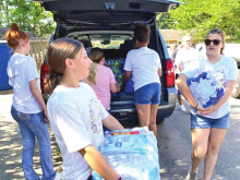 Logansport Jr. High Cheer & Pep Squad Disburse Water for Community Project